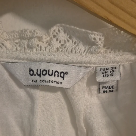 Chic White Ruffled Blouse - Picture 2 of 5